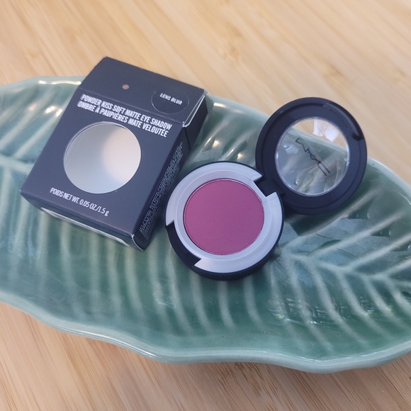 Mac cosmetics POWDER KISS SOFT MATTE EYESHADOW in lens blur - Picture 1 of 8